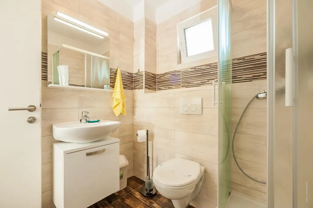 Ultima Apartments Povljana 0*,