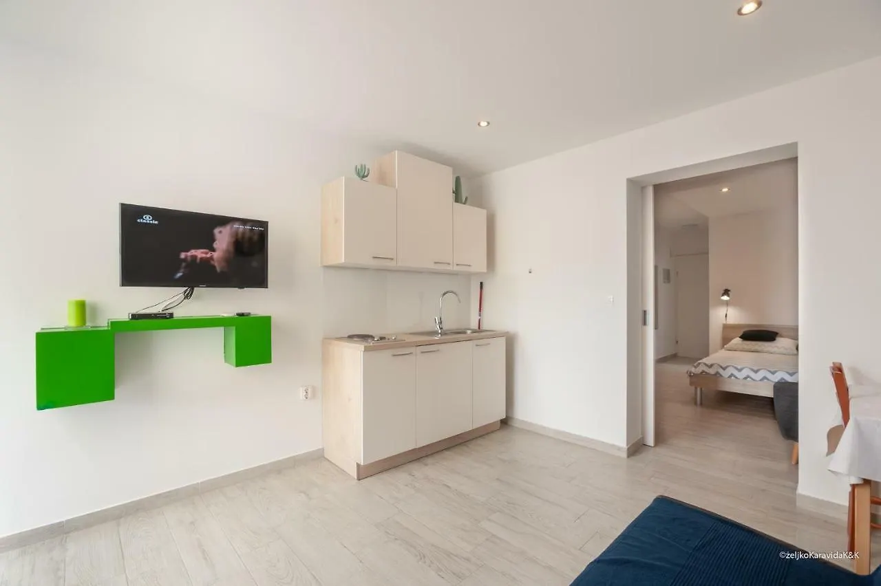 Ultima Apartments Povljana 0*,