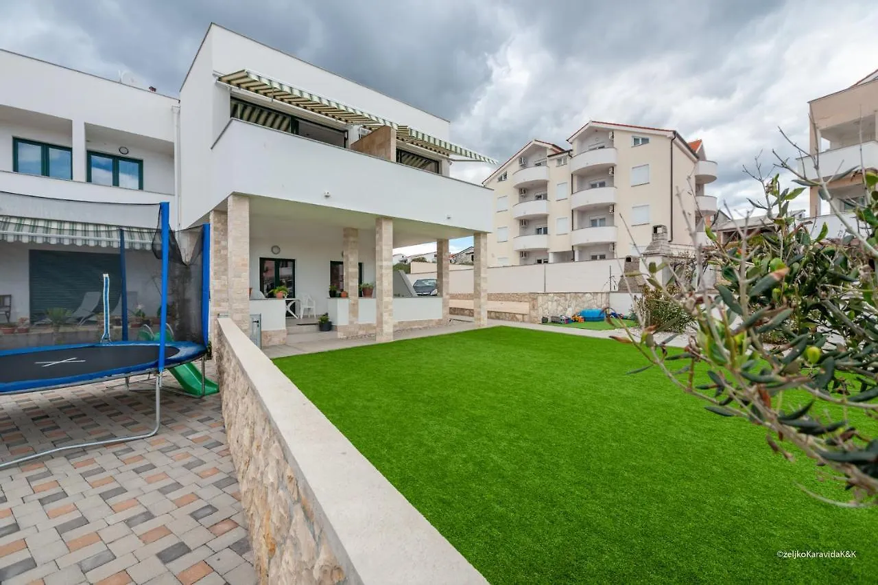 Ultima Apartments Povljana 0*,